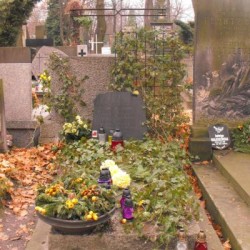 Źródło: https://cmentarze.um.warszawa.pl/pomnik.aspx?pom_id=25112 [dostęp: 09.10.2025].