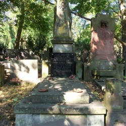 Źródło: https://cmentarze.um.warszawa.pl/pomnik.aspx?pom_id=37683 [dostęp: 08.10.2025].