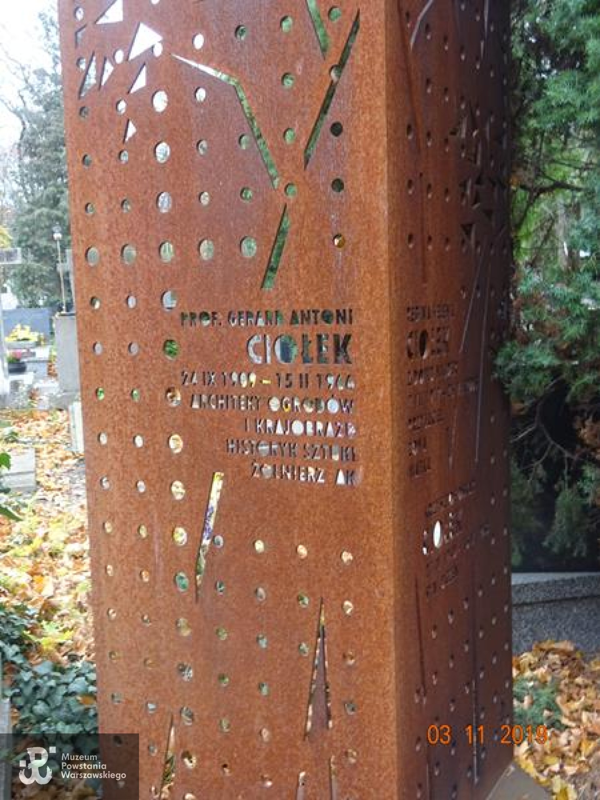 Źródło: https://cmentarze.um.warszawa.pl/pomnik.aspx?pom_id=25802 [dostęp: 11.09.2025].