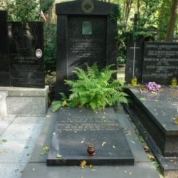 Źródło: https://cmentarze.um.warszawa.pl/pomnik.aspx?pom_id=30940 [dostęp: 06.06.2025].