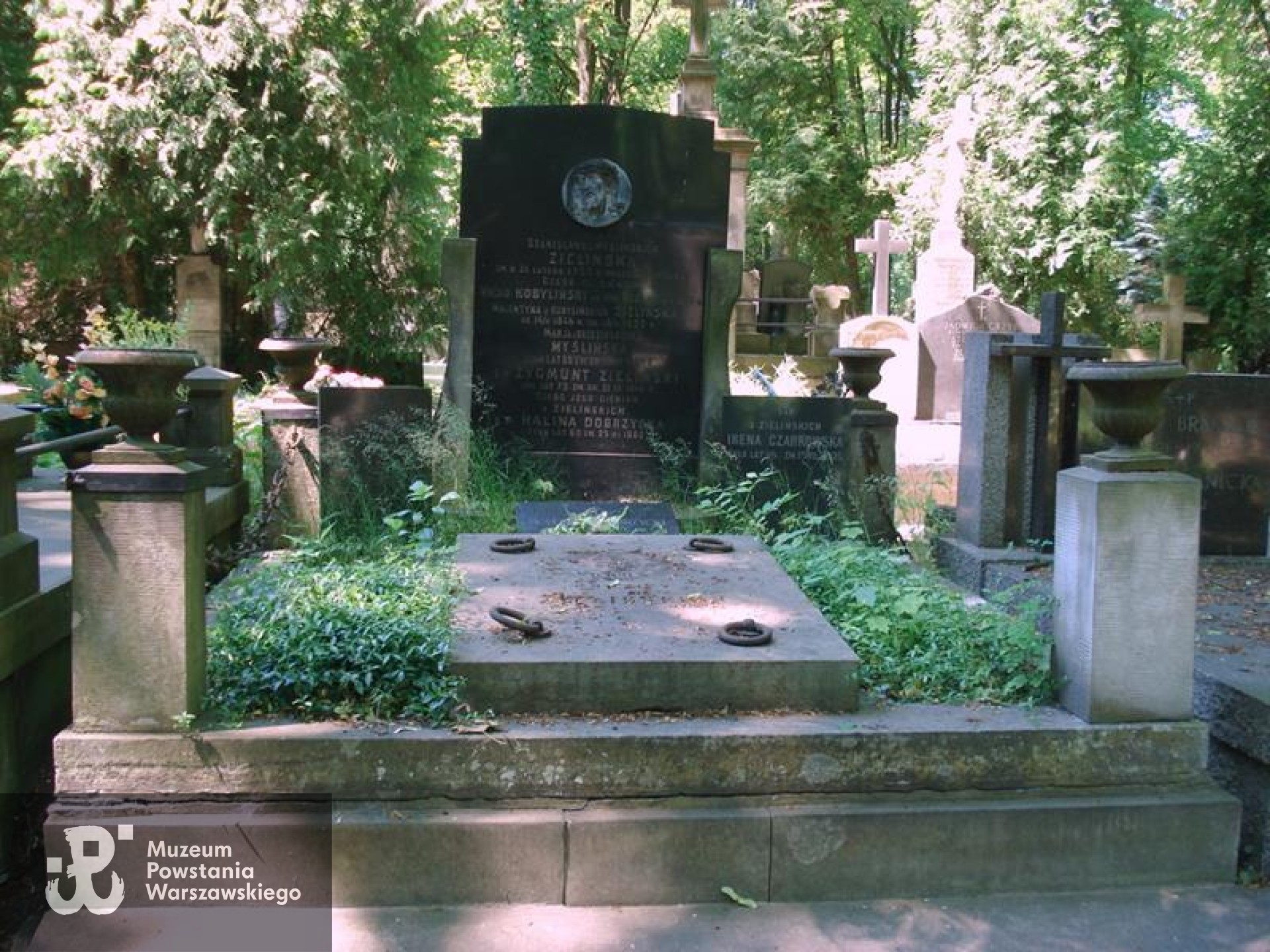 Źródło: https://cmentarze.um.warszawa.pl/pomnik.aspx?pom_id=34482 [dostęp: 14.10.2025].