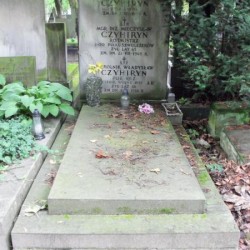 Źródło: https://cmentarze.um.warszawa.pl/pomnik.aspx?pom_id=21526 [dostęp: 24.09.2025].