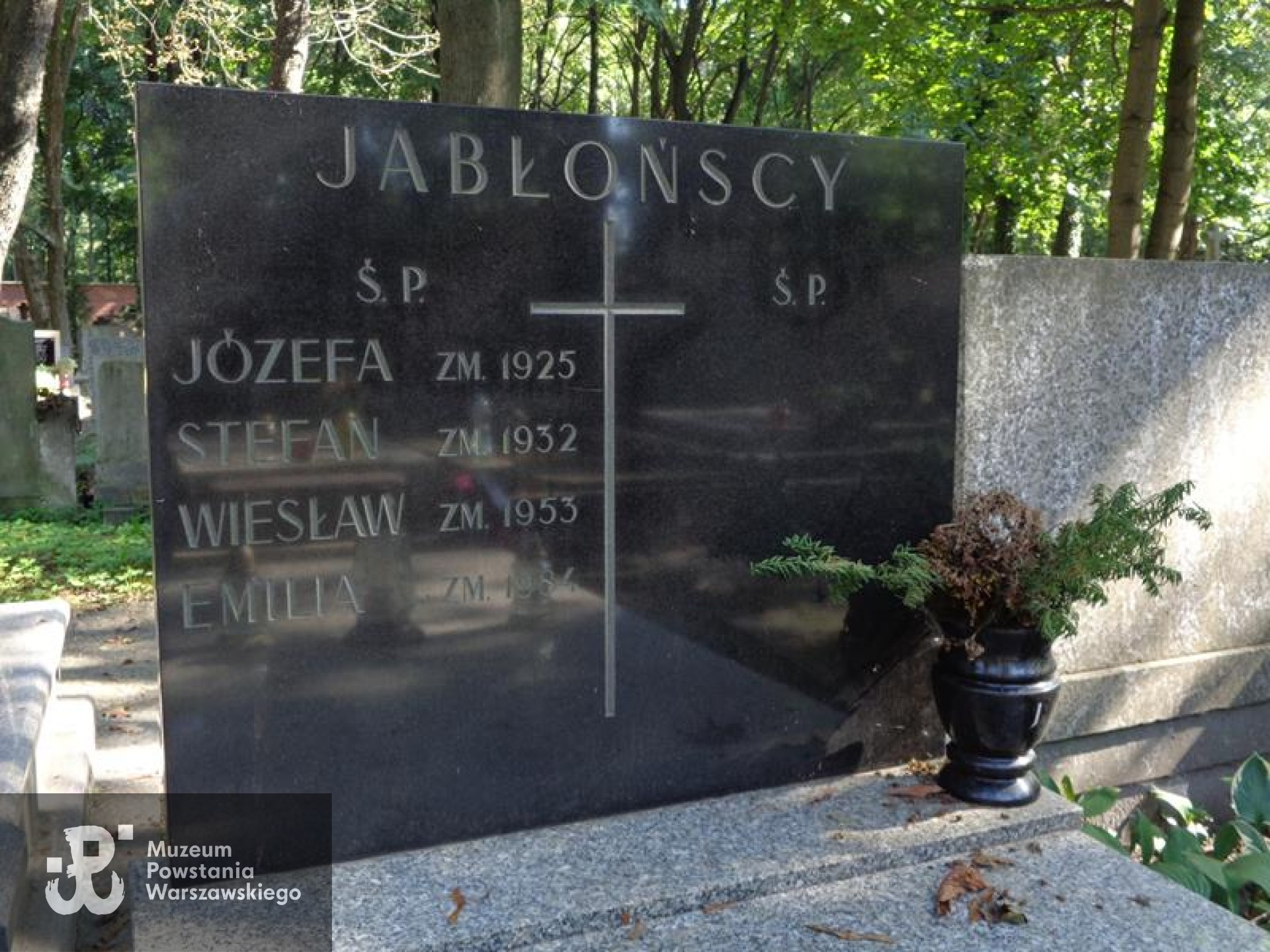 Źródło: https://cmentarze.um.warszawa.pl/pomnik.aspx?pom_id=67277 [dostęp: 8.06.2026].