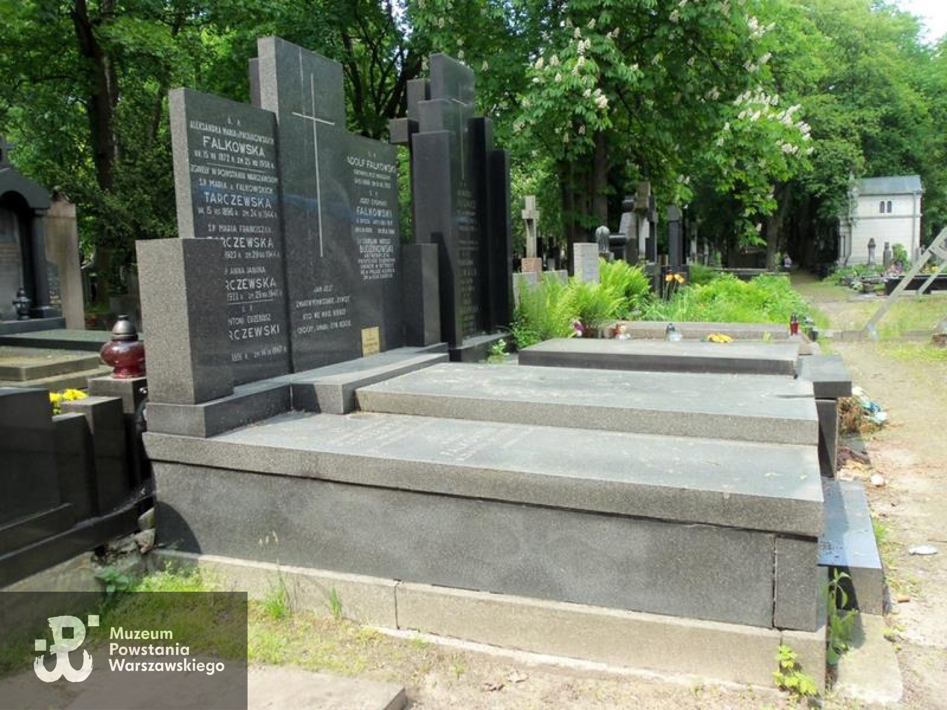 Źródło: https://cmentarze.um.warszawa.pl/pomnik.aspx?pom_id=34098 [dostęp: 26.01.2026].