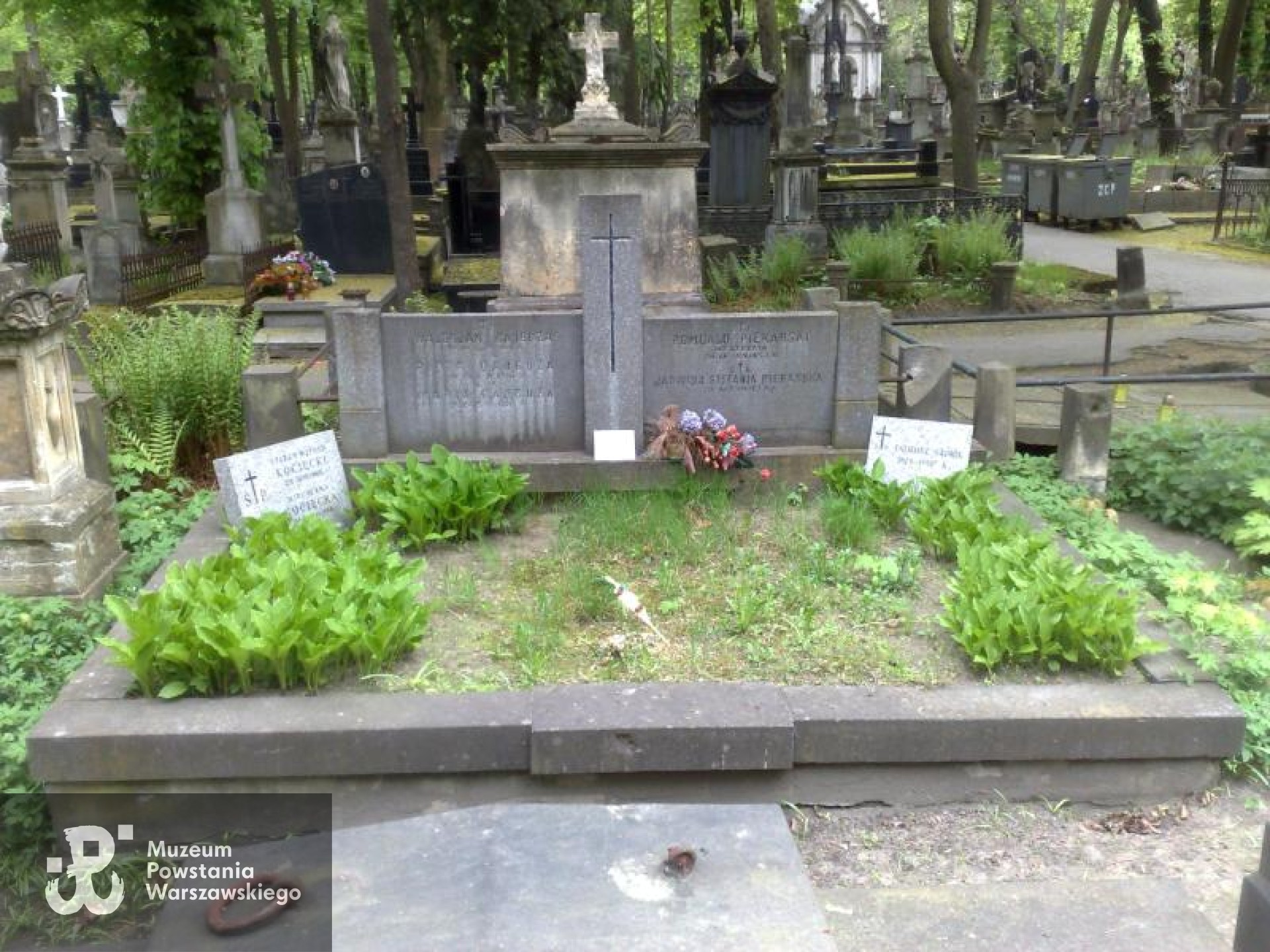 Źródło: https://cmentarze.um.warszawa.pl/pomnik.aspx?pom_id=10009 [dostęp: 9.04.2025].