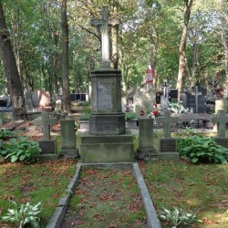 Źródło: https://cmentarze.um.warszawa.pl/pomnik.aspx?pom_id=48562 [dostęp: 10.04.2025].