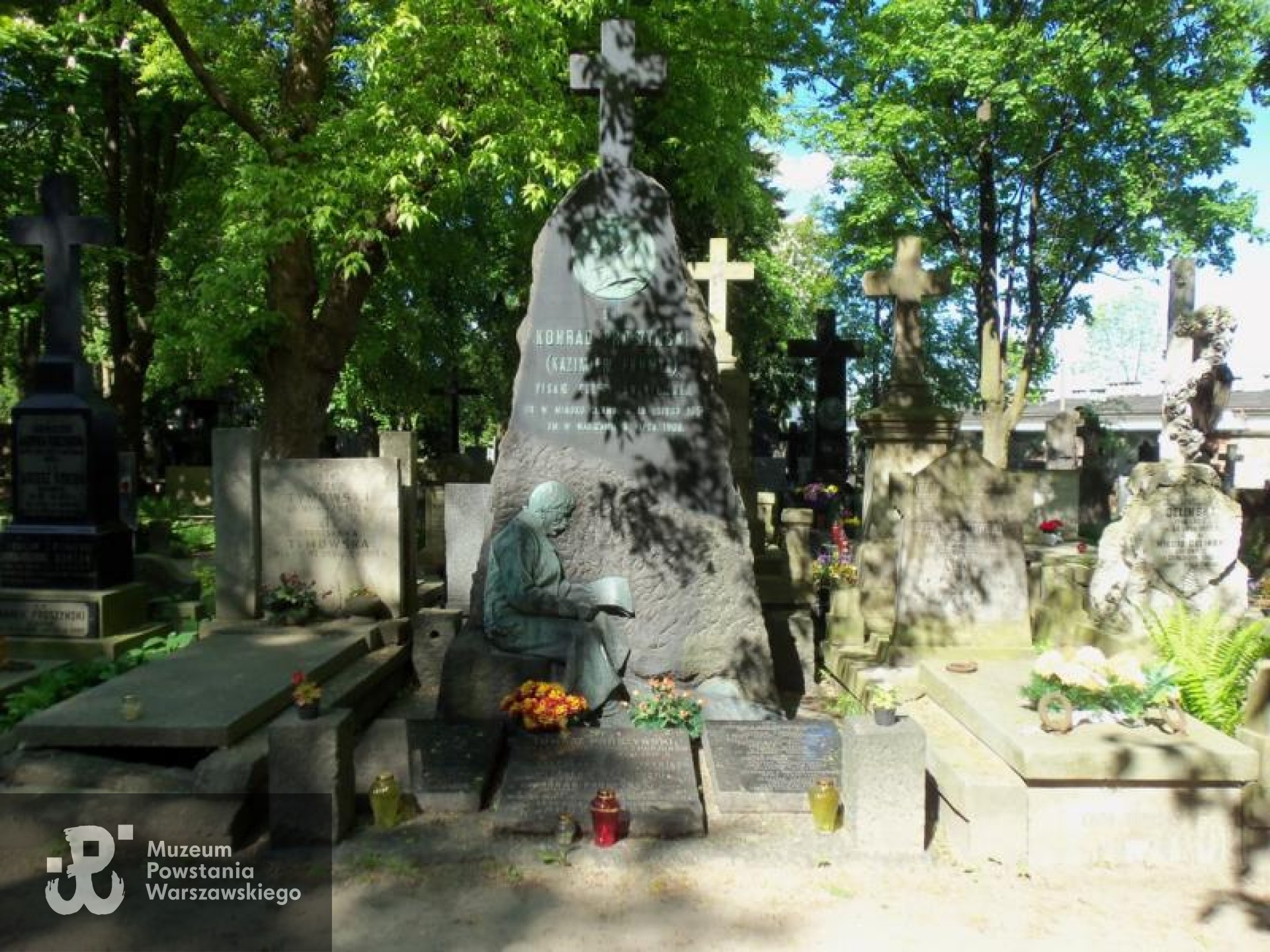 Źródło: https://cmentarze.um.warszawa.pl/pomnik.aspx?pom_id=16230 [dostęp: 20.03.2026].