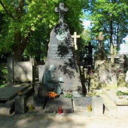 Źródło: https://cmentarze.um.warszawa.pl/pomnik.aspx?pom_id=16230 [dostęp: 20.03.2026].