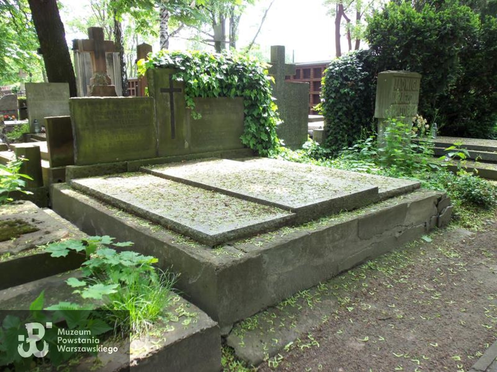 Źródło: https://cmentarze.um.warszawa.pl/pomnik.aspx?pom_id=4460 [dostęp: 9.04.2025].