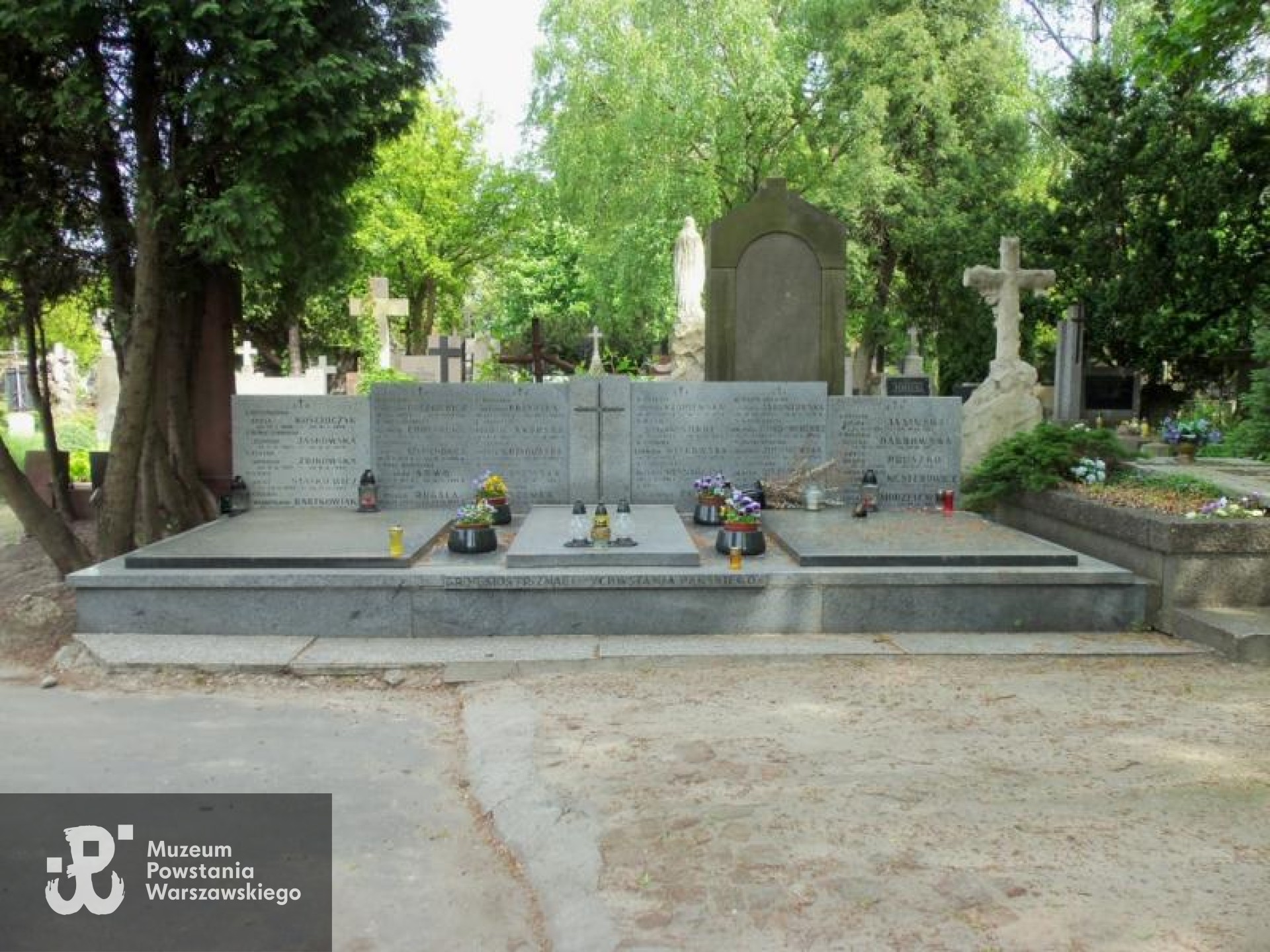 Źródło: https://cmentarze.um.warszawa.pl/pomnik.aspx?pom_id=16177 [dostęp: 07.01.2026].