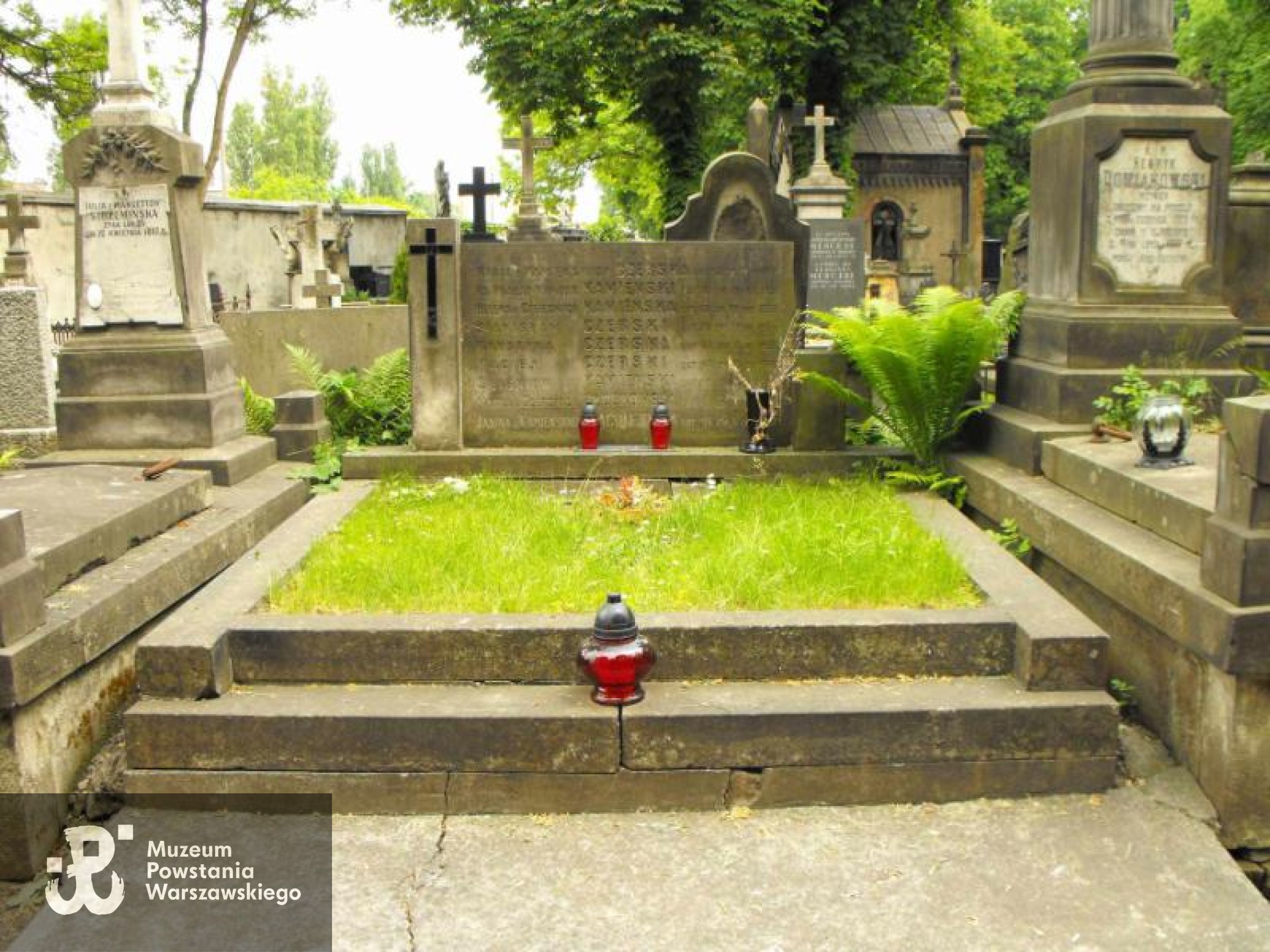 Źródło: https://cmentarze.um.warszawa.pl/pomnik.aspx?pom_id=10542 [dostęp: 22.09.2025].