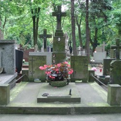 Źródło: https://cmentarze.um.warszawa.pl/pomnik.aspx?pom_id=45667 [dostęp: 31.03.2026].