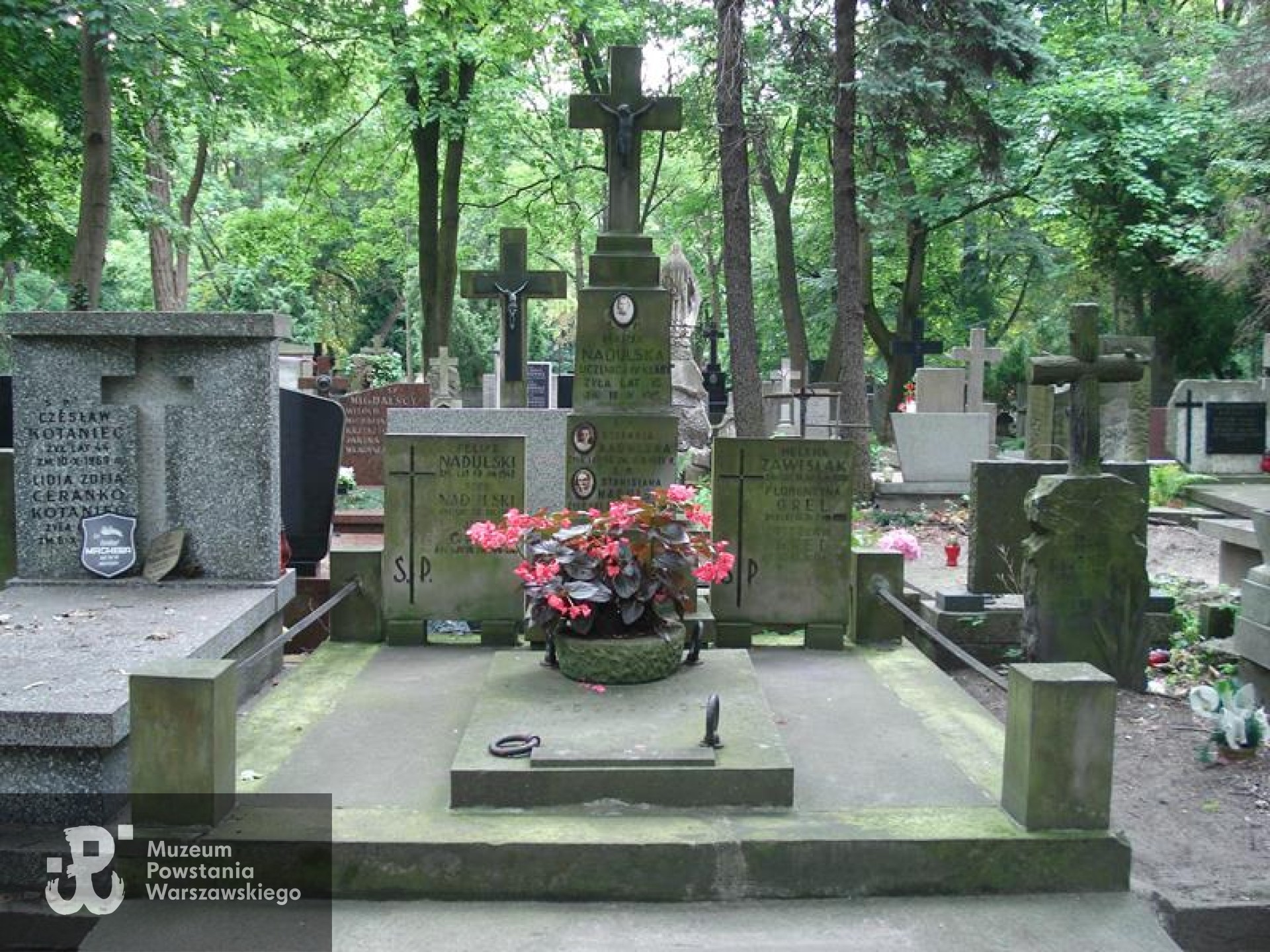 Źródło: https://cmentarze.um.warszawa.pl/pomnik.aspx?pom_id=45667 [dostęp: 31.03.2026].