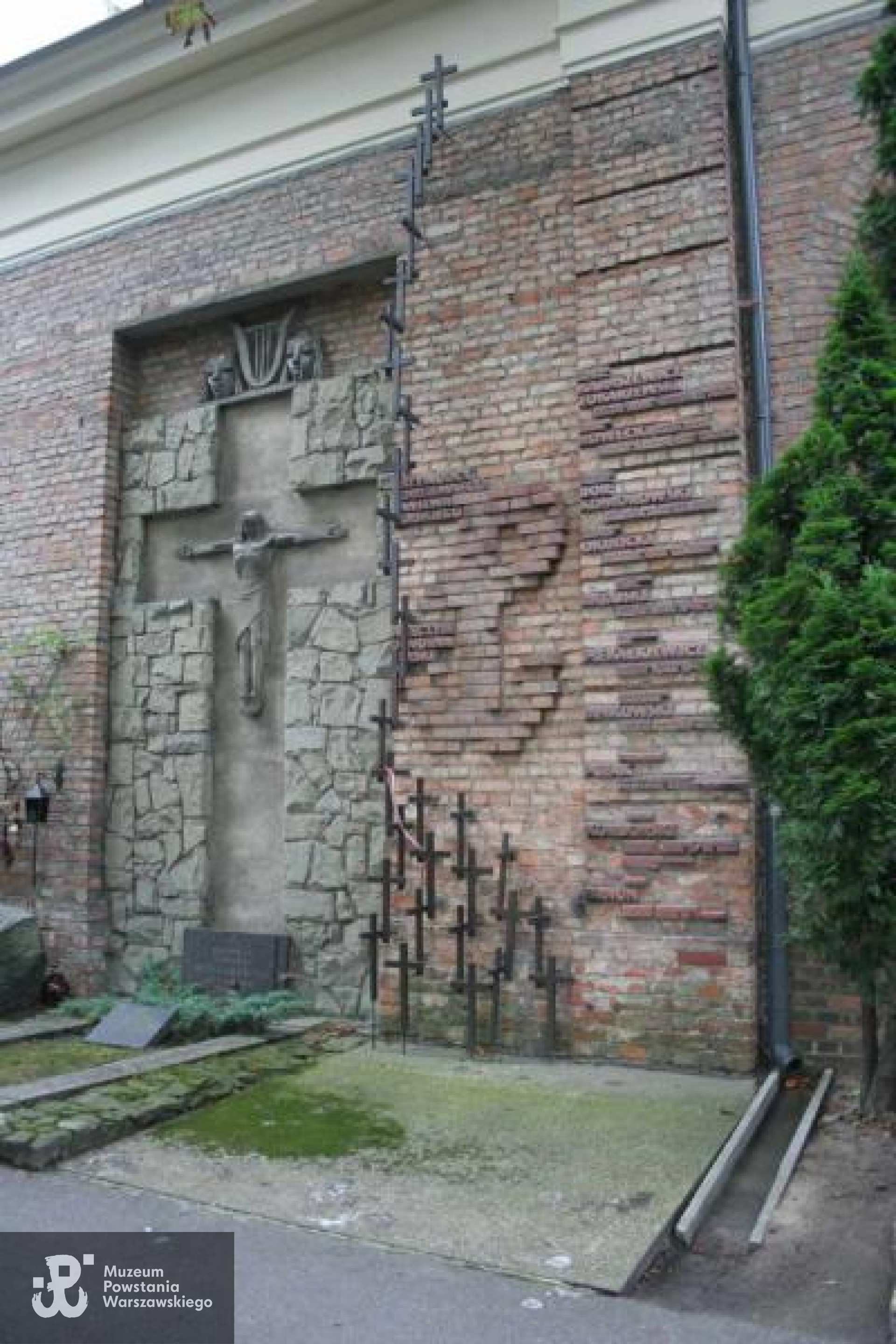 Grób symboliczny na Starych Powązkach w Warszawie. Źródło: https://cmentarze.um.warszawa.pl/pomnik.aspx?pom_id=3860 [dostęp: 10.02.2026].