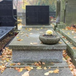 Źródło: https://cmentarze.um.warszawa.pl/pomnik.aspx?pom_id=29361 [dostęp: 02.02.2026].