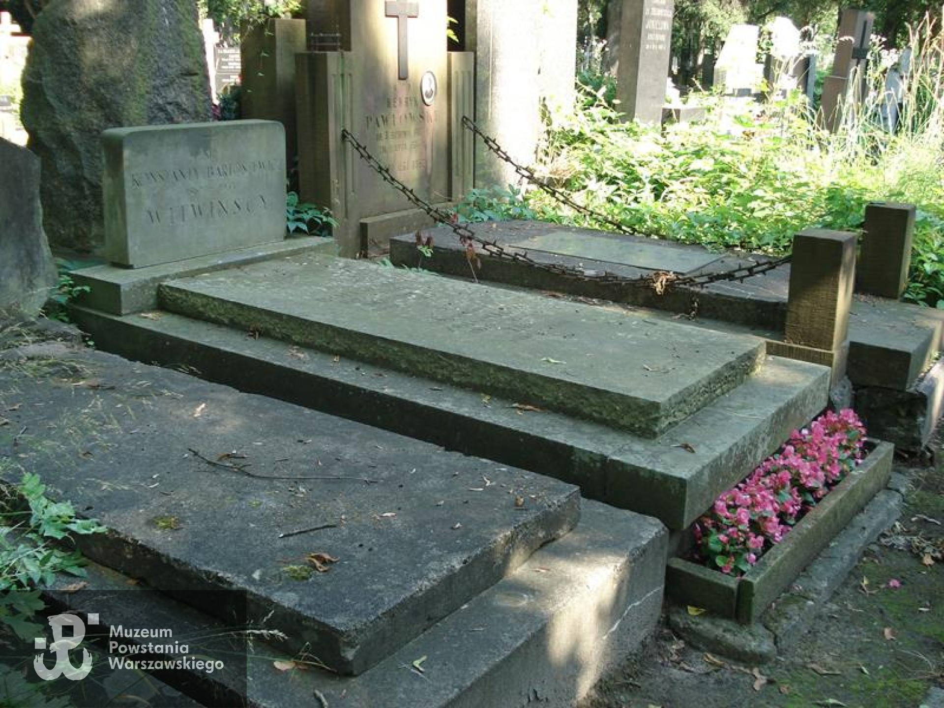Źródło: https://cmentarze.um.warszawa.pl/pomnik.aspx?pom_id=36652 [dostęp: 13.01.2026].