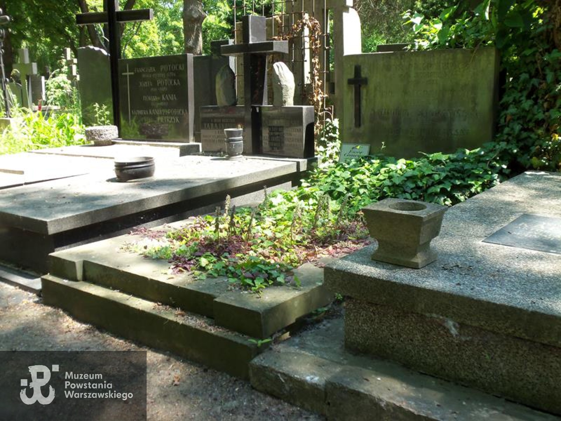 Źródło: https://cmentarze.um.warszawa.pl/pomnik.aspx?pom_id=33255 [dostęp: 10.04.2025].