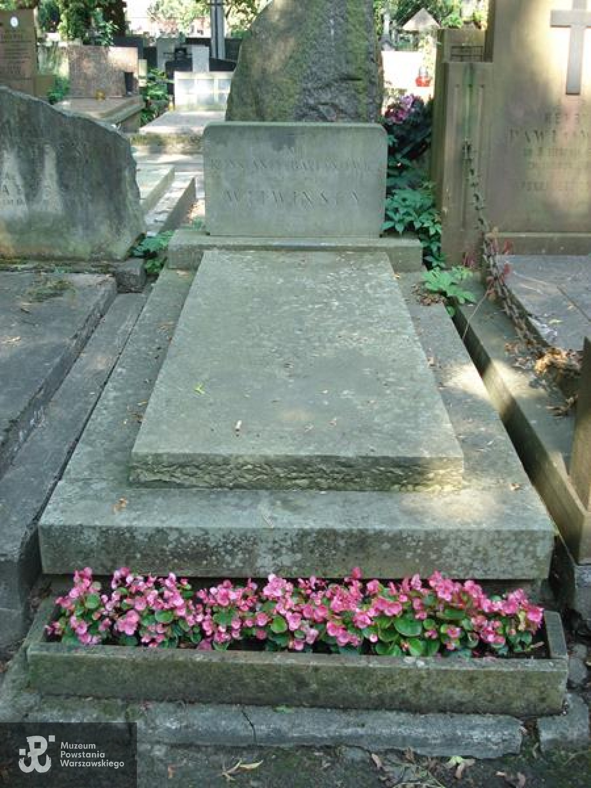 Źródło: https://cmentarze.um.warszawa.pl/pomnik.aspx?pom_id=36652 [dostęp: 13.01.2026].