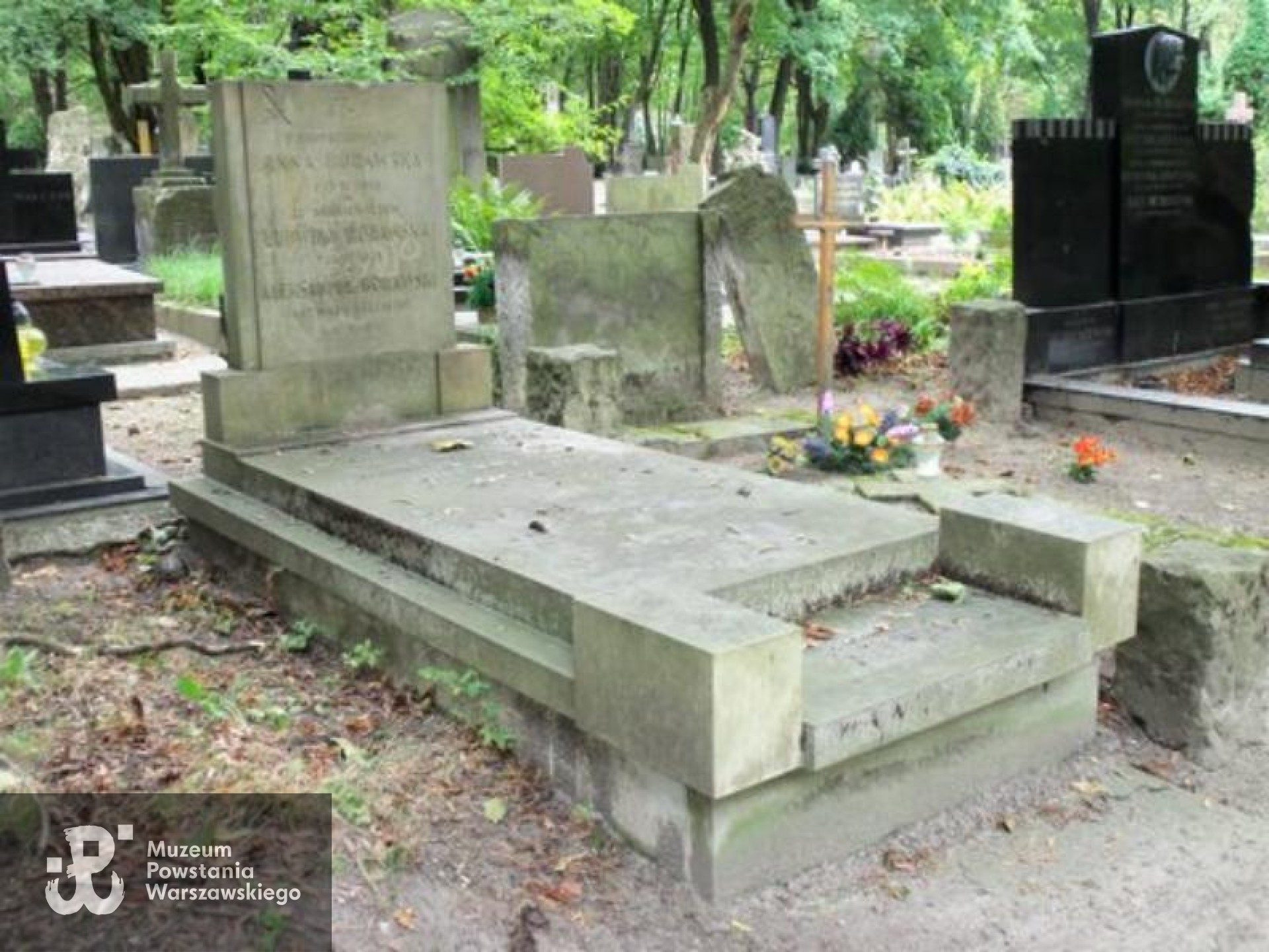Źródło: https://cmentarze.um.warszawa.pl/pomnik.aspx?pom_id=27851 [dostęp: 16.10.2025].