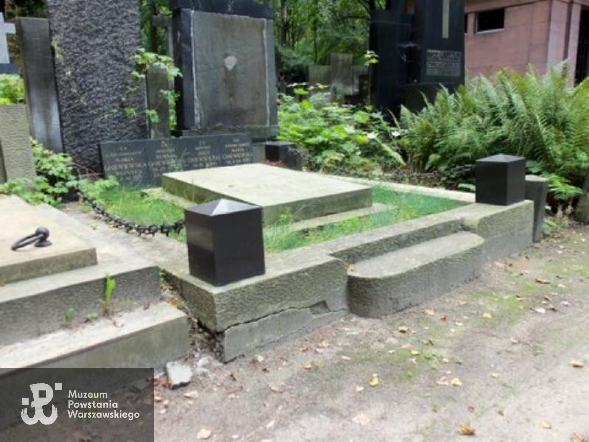 Źródło: https://cmentarze.um.warszawa.pl/pomnik.aspx?pom_id=27589 [dostęp: 16.04.2026].
