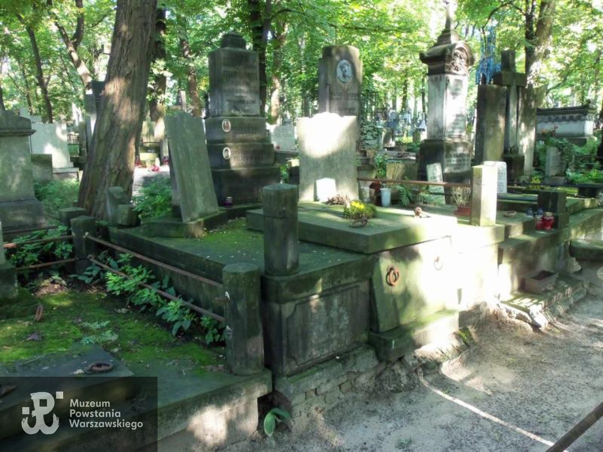 Źródło: https://cmentarze.um.warszawa.pl/pomnik.aspx?pom_id=11344 [dostęp: 9.04.2025].