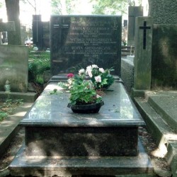 Źródło: https://cmentarze.um.warszawa.pl/pomnik.aspx?pom_id=63762 [dostęp: 24.04.2025].