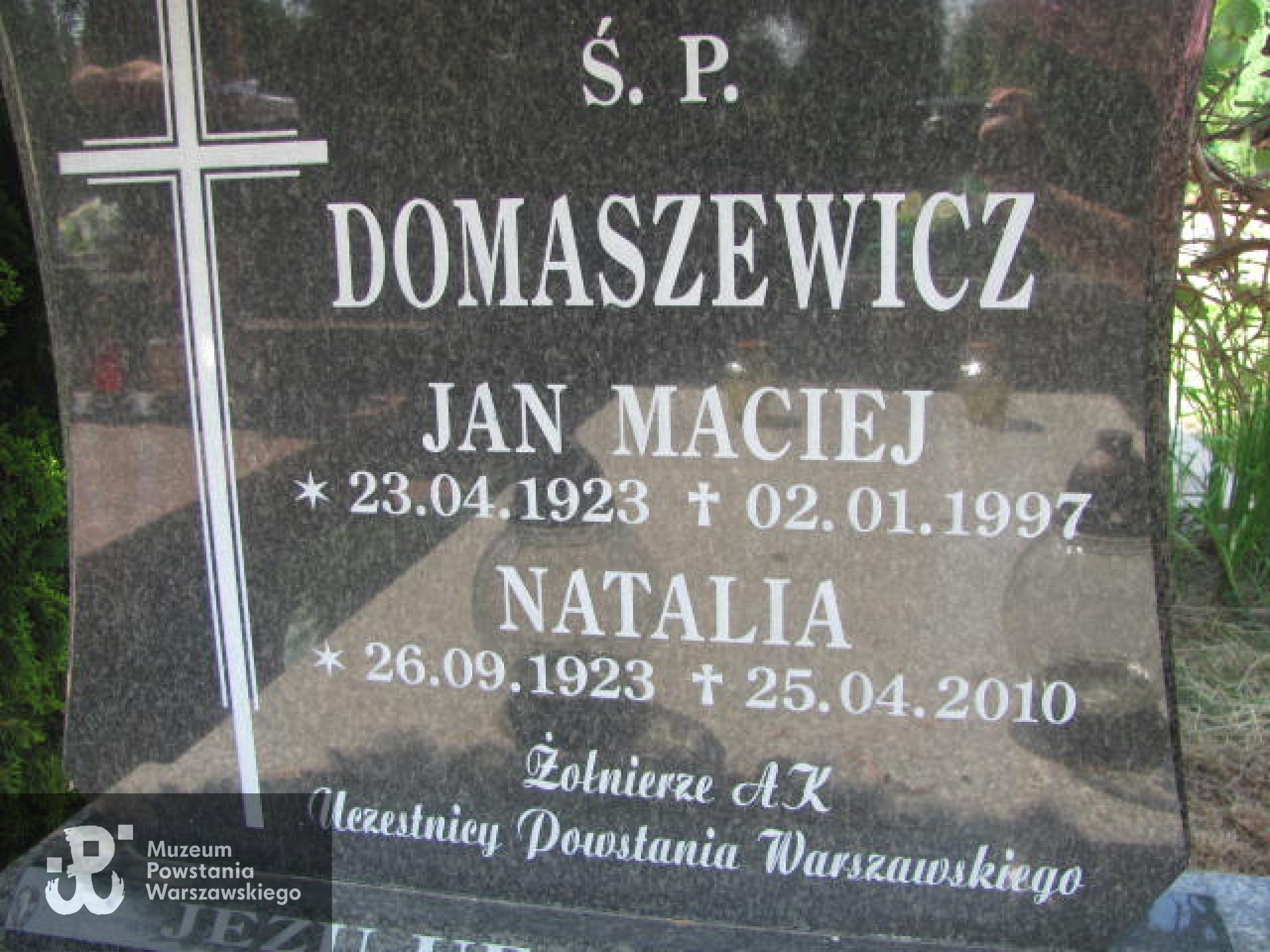 Źródło: https://grobonet.com/p/swidnica36/415/natalia-domaszewicz-1923-swidnica [dostęp: 2.04.2026].