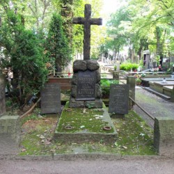 Źródło: https://cmentarze.um.warszawa.pl/pomnik.aspx?pom_id=17245 [dostęp: 23.04.2025].