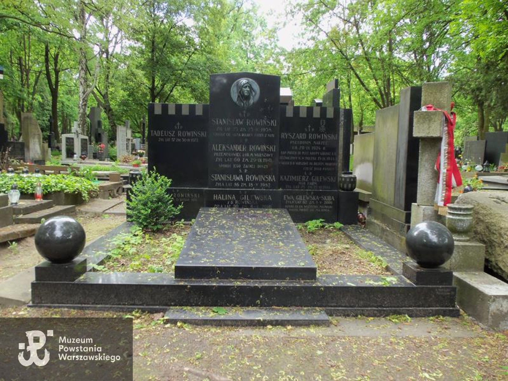 Źródło: https://cmentarze.um.warszawa.pl/pomnik.aspx?pom_id=39411 [dostęp: 23.04.2025].