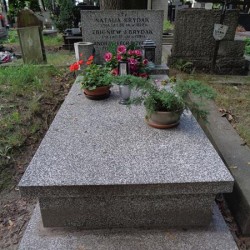 Źródło: https://cmentarze.um.warszawa.pl/pomnik.aspx?pom_id=66081 [dostęp: 17.04.2026].