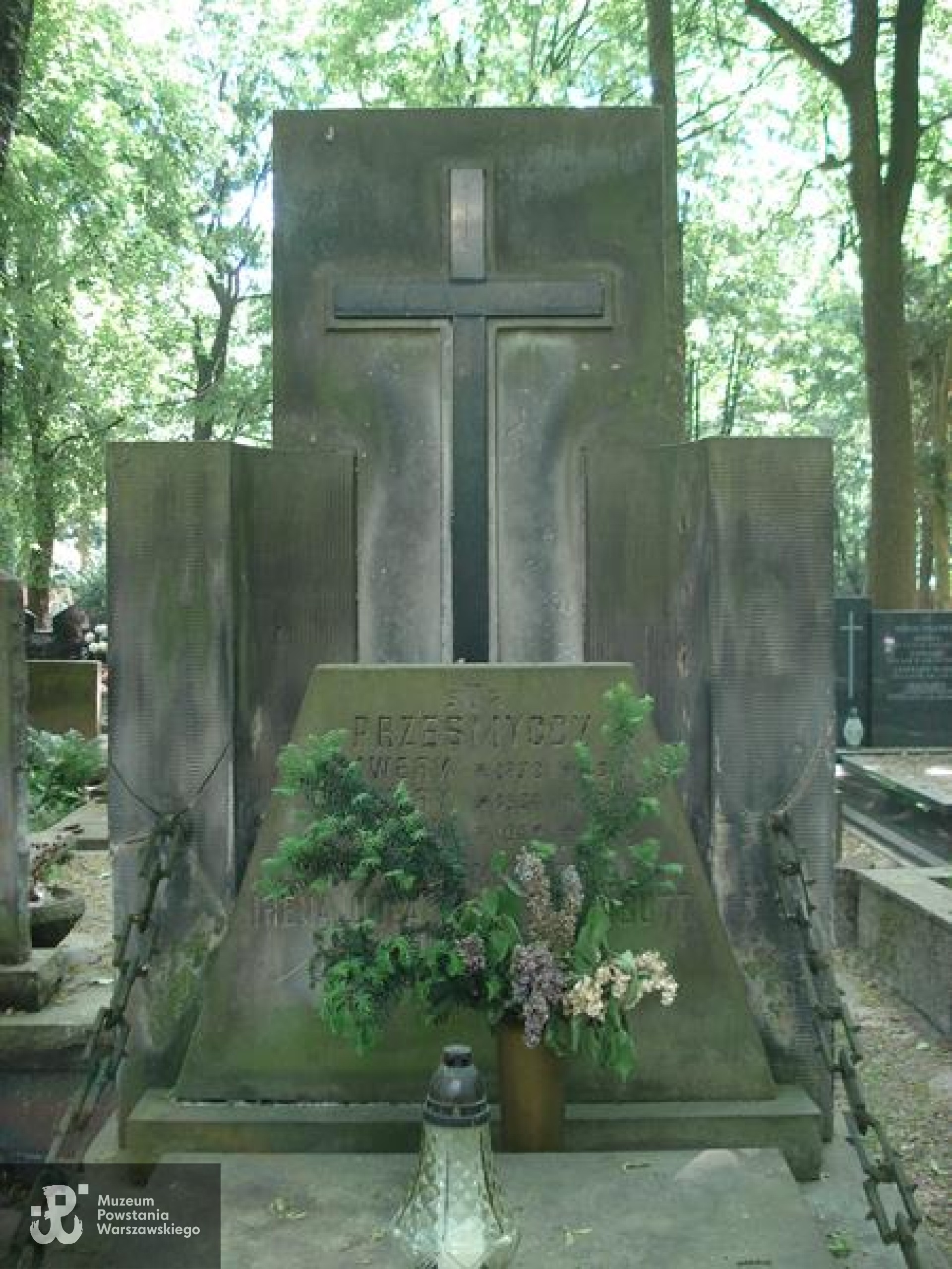 Źródło: https://cmentarze.um.warszawa.pl/pomnik.aspx?pom_id=62098 [dostęp: 23.04.2025].