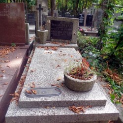 Źródło: https://cmentarze.um.warszawa.pl/pomnik.aspx?pom_id=53880 [dostęp: 16.01.2026].