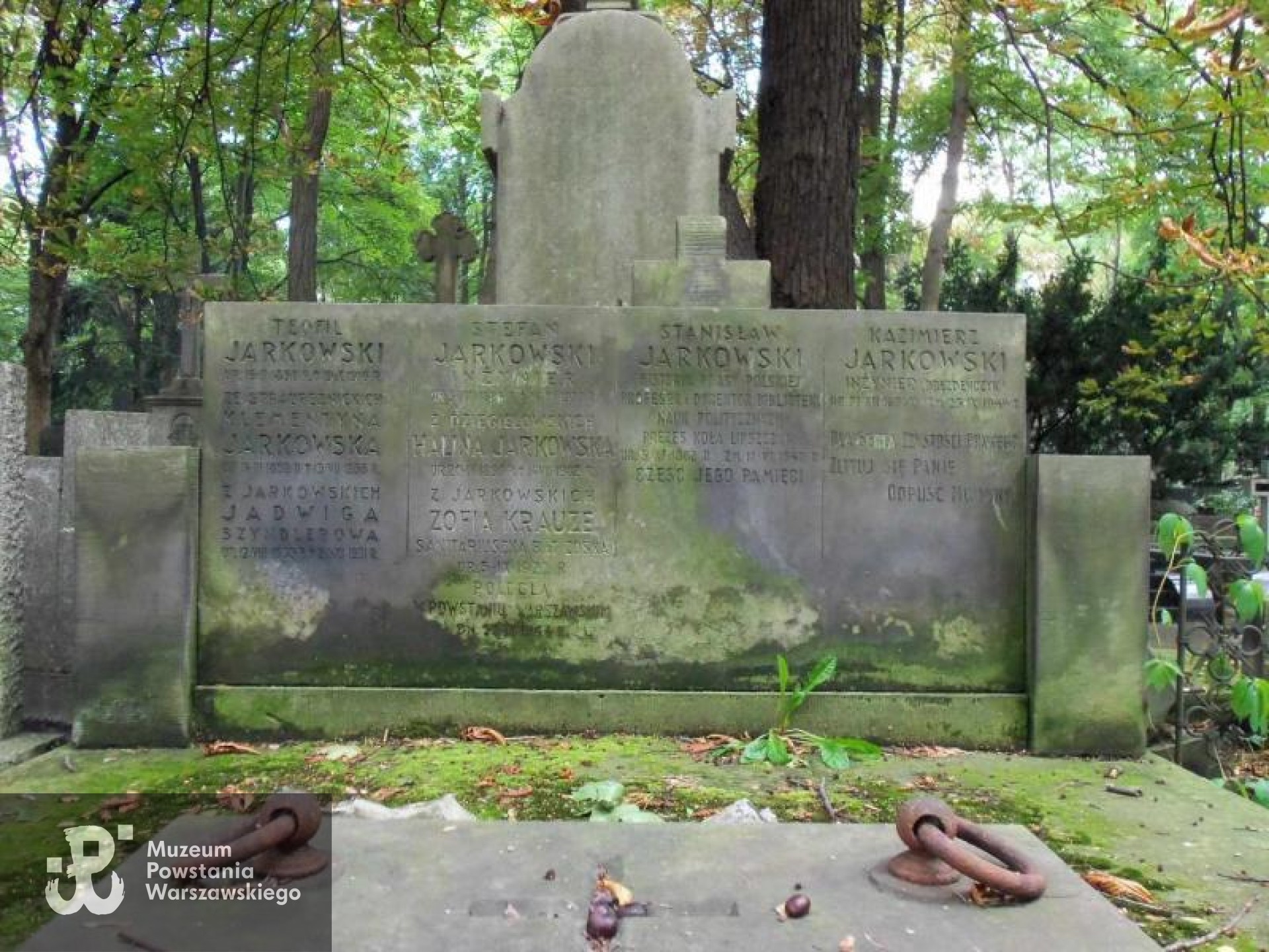 Grób symboliczny na Starych Powązkach w Warszawie. Źródło: https://cmentarze.um.warszawa.pl/pomnik.aspx?pom_id=12203 [dostęp: 06.02.2026].