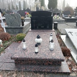 Źródło: https://komorow.grobonet.com/grobonet/start.php?id=detale&idg=709 [dostęp: 31.05.2026].
