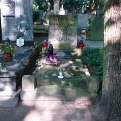 Źródło: https://cmentarze.um.warszawa.pl/pomnik.aspx?pom_id=30483 [dostęp: 23.04.2025].