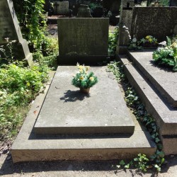 Źródło: https://cmentarze.um.warszawa.pl/pomnik.aspx?pom_id=65704 [dostęp: 10.04.2026].