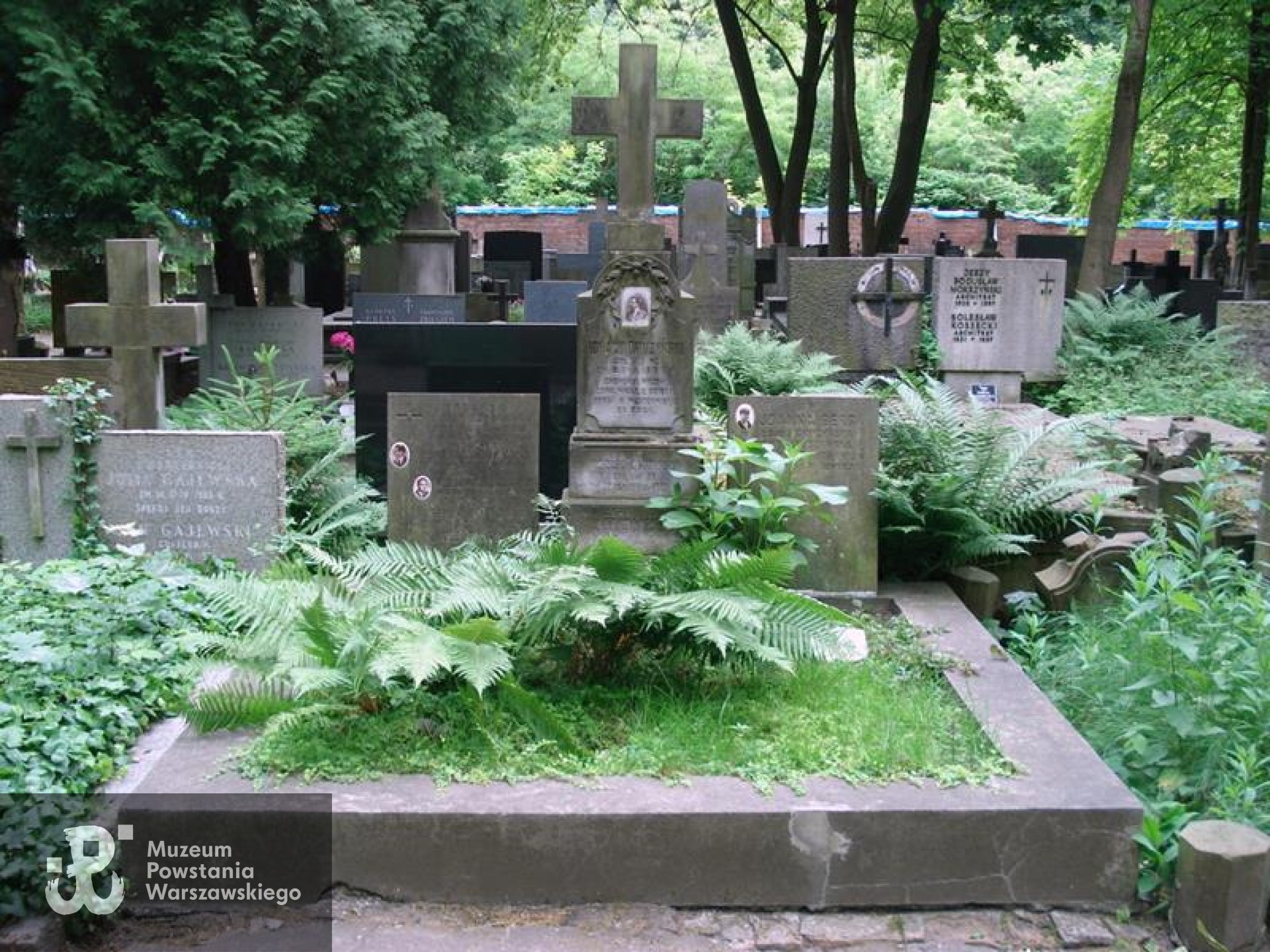 Źródło: https://cmentarze.um.warszawa.pl/pomnik.aspx?pom_id=34233 [dostęp: 20.10.2025].