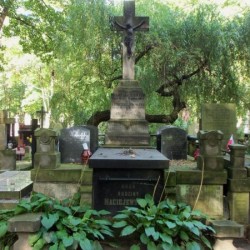 Źródło: https://cmentarze.um.warszawa.pl/pomnik.aspx?pom_id=21732 [dostęp: 04.02.2026].