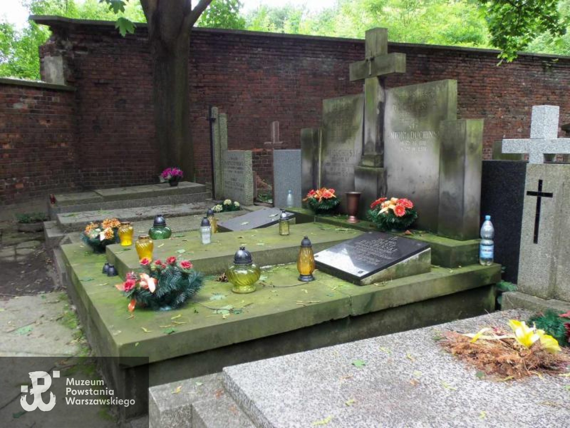 Źródło: https://cmentarze.um.warszawa.pl/pomnik.aspx?pom_id=11636 [dostęp: 12.01.2026].