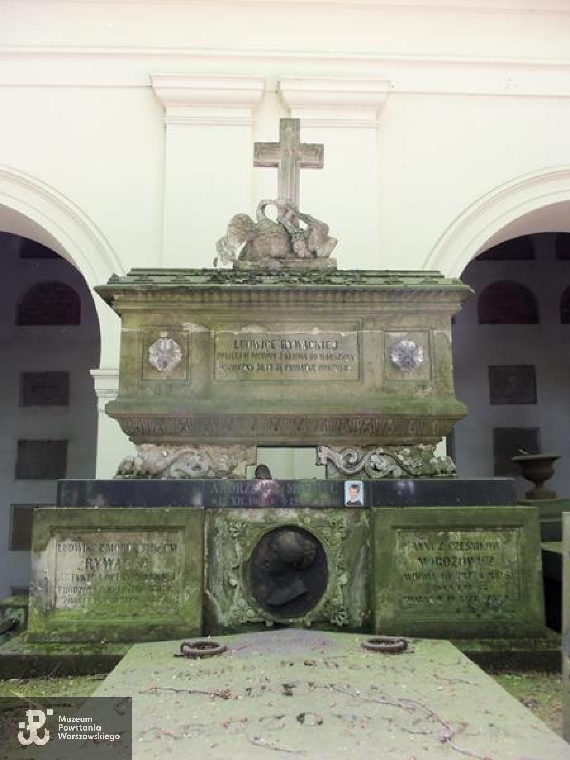 Źródło: https://cmentarze.um.warszawa.pl/pomnik.aspx?pom_id=3008 [dostęp: 10.04.2025].