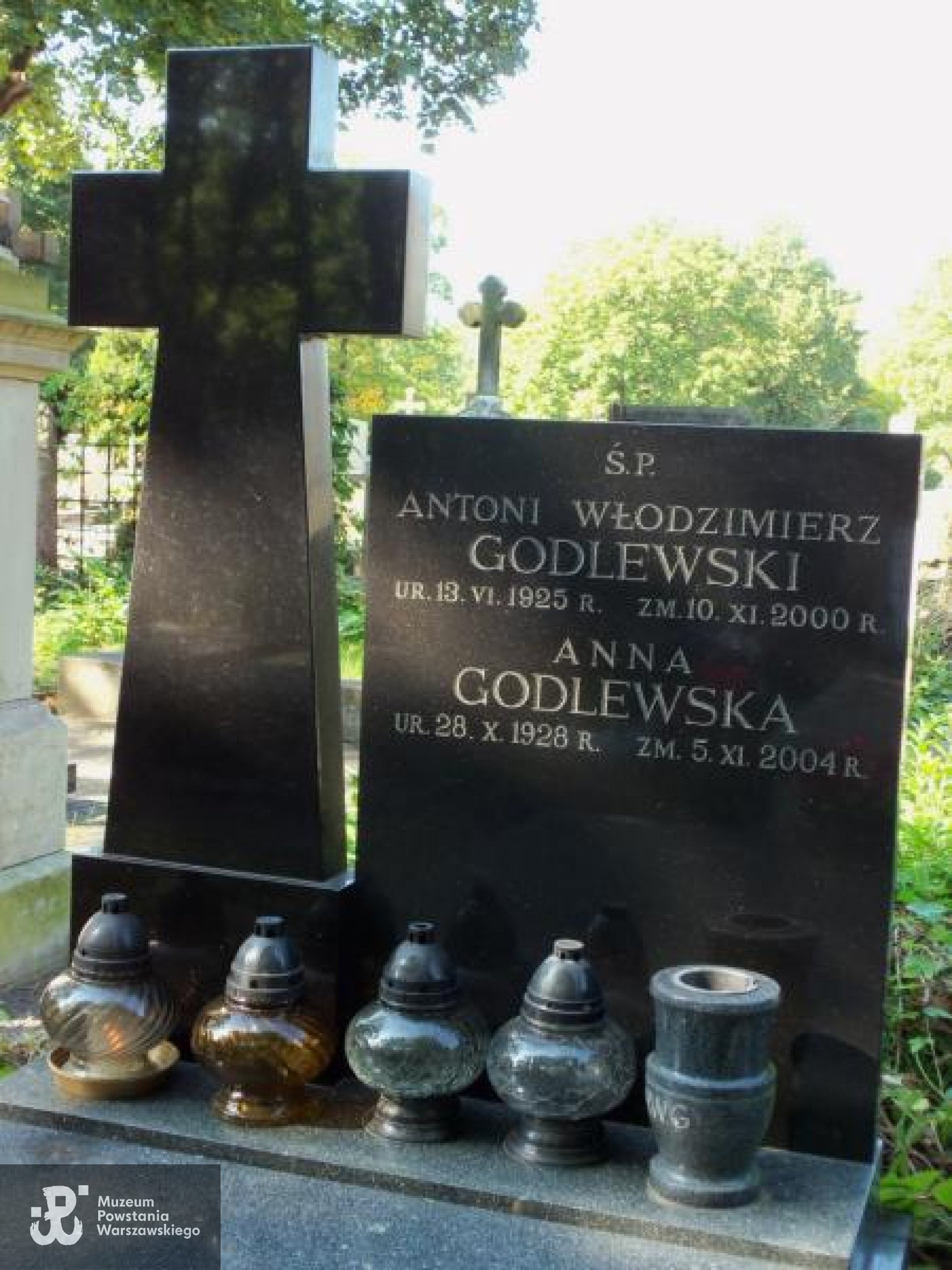 Źródło: https://cmentarze.um.warszawa.pl/pomnik.aspx?pom_id=22775 [dostęp: 09.04.2026].