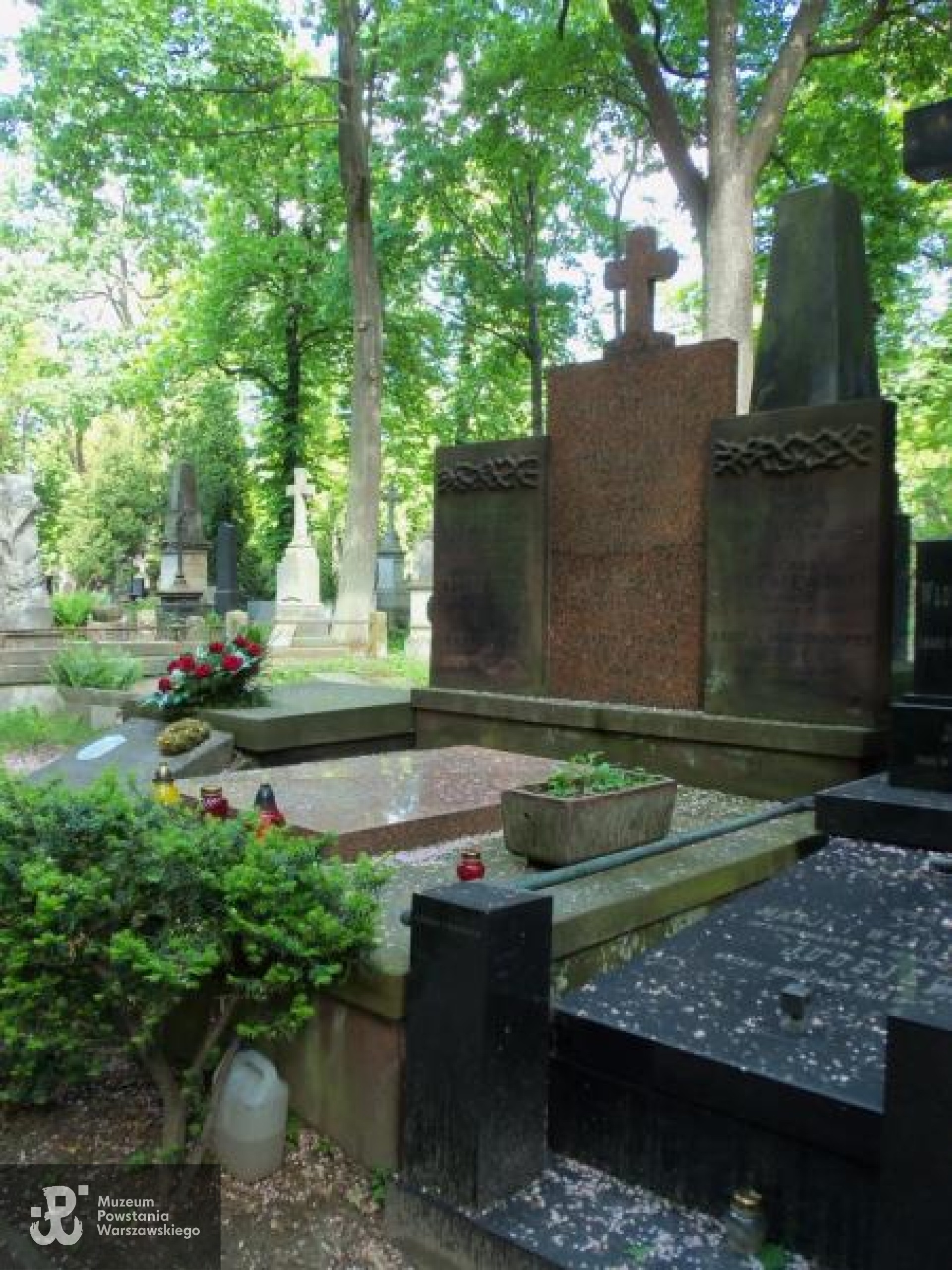 Źródło: https://cmentarze.um.warszawa.pl/pomnik.aspx?pom_id=18238 [dostęp: 16.04.2026].
