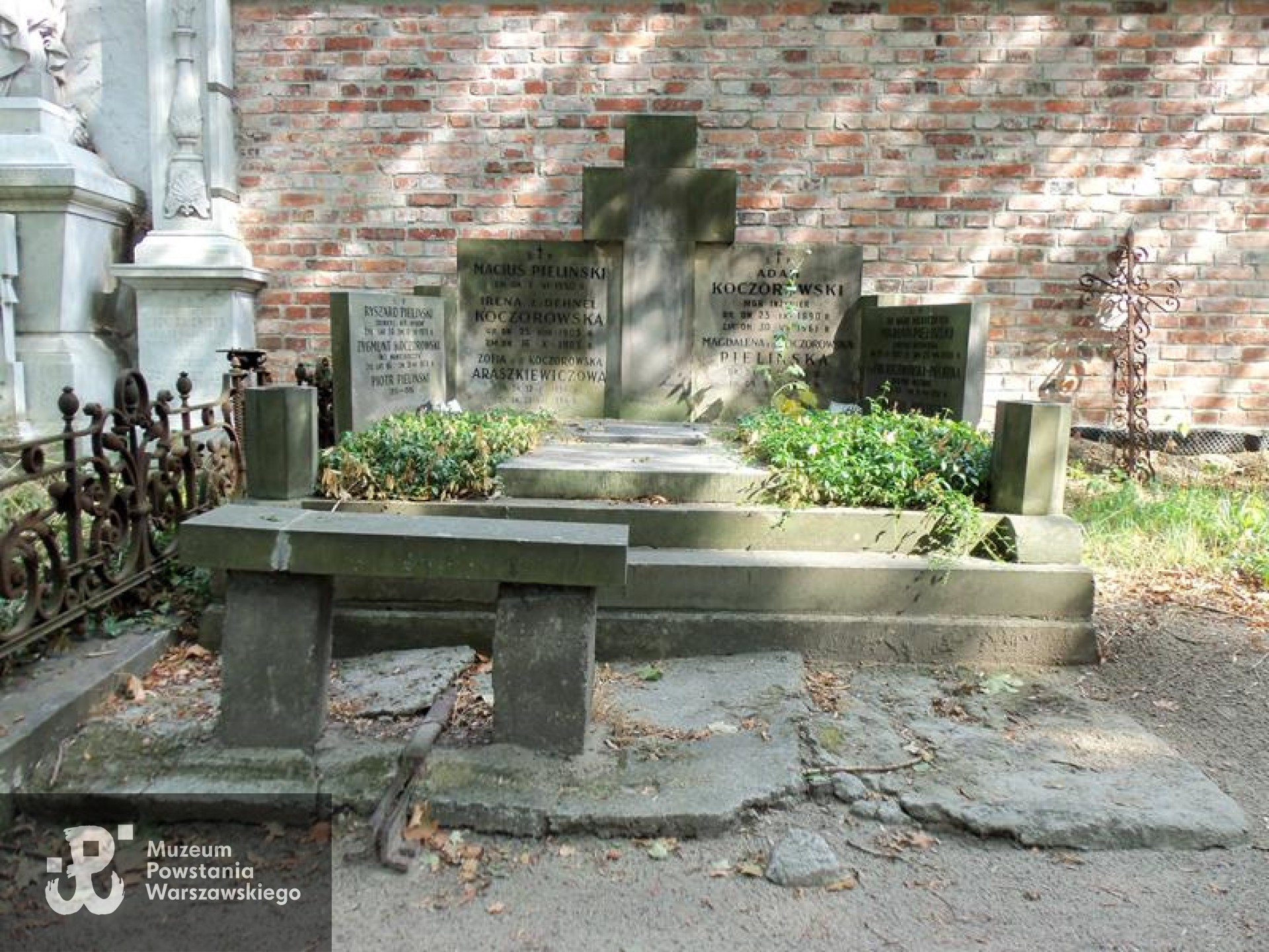 Źródło: https://cmentarze.um.warszawa.pl/pomnik.aspx?pom_id=37599 [dostęp: 24.04.2025].