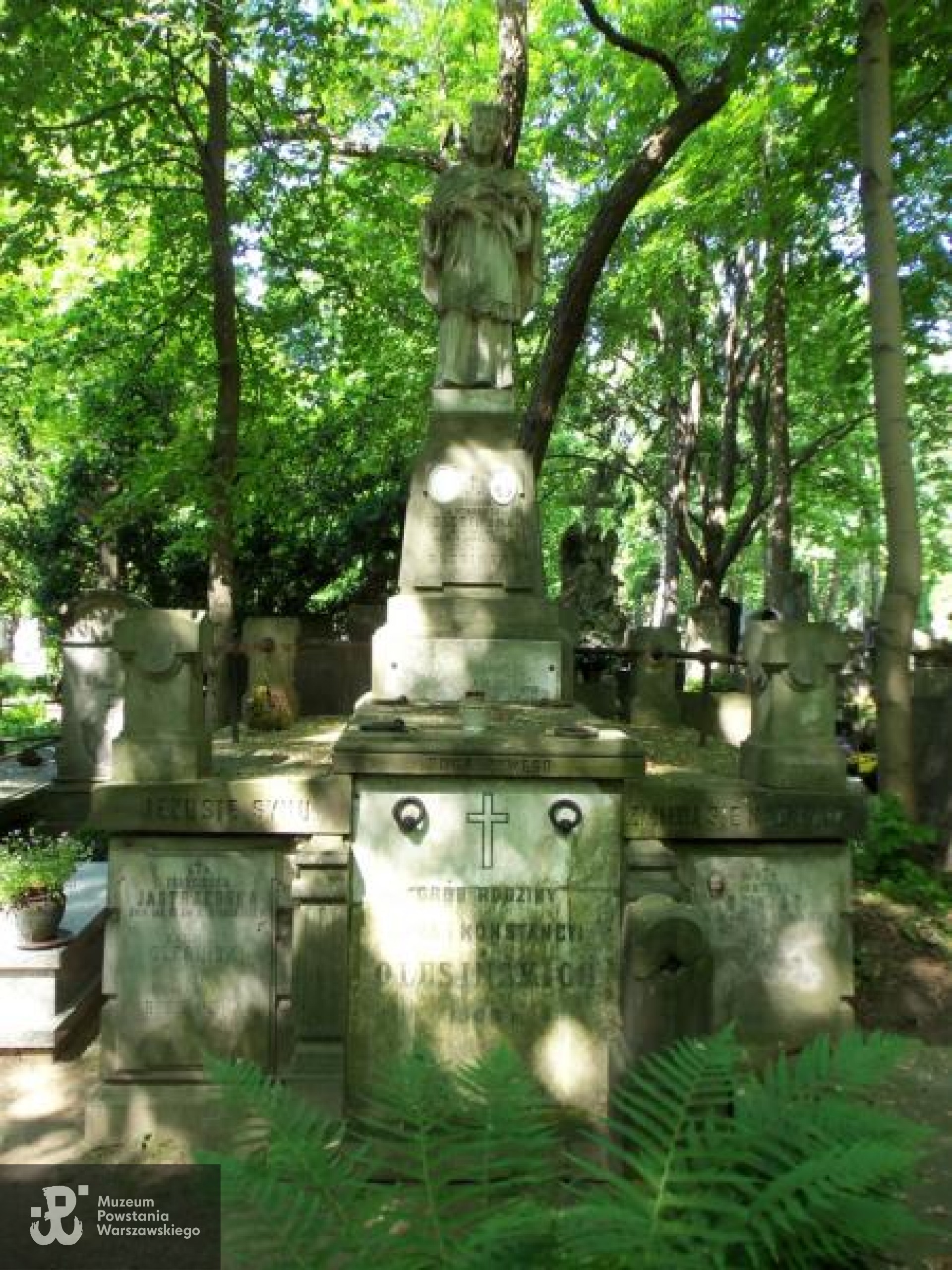 Źródło: https://cmentarze.um.warszawa.pl/pomnik.aspx?pom_id=18364 [dostęp: 13.11.2025].