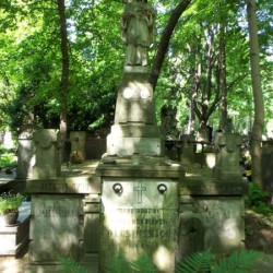 Źródło: https://cmentarze.um.warszawa.pl/pomnik.aspx?pom_id=18364 [dostęp: 13.11.2025].