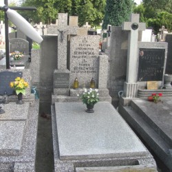 Źródło: https://warszawawlochy.grobonet.com/grobonet/start.php?id=detale&idg=6336 [dostęp: 19.05.2025].