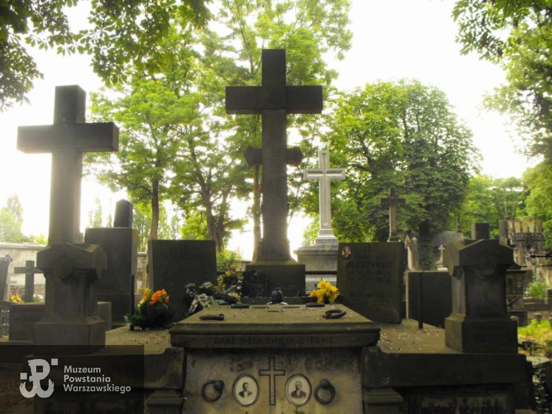 Grób symboliczny na Starych Powązkach w Warszawie. Źródło: https://cmentarze.um.warszawa.pl/pomnik.aspx?pom_id=10611 [dostęp: 09.02.2026].