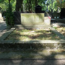 Źródło: https://cmentarze.um.warszawa.pl/pomnik.aspx?pom_id=35406 [dostęp: 10.04.2025].