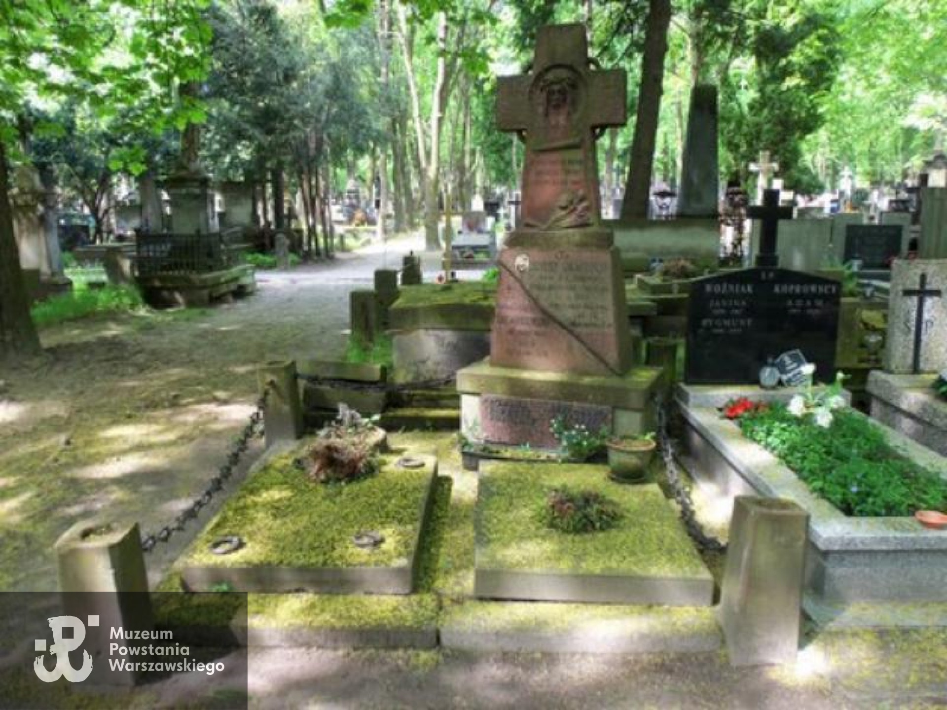 Źródło: https://cmentarze.um.warszawa.pl/pomnik.aspx?pom_id=26769 [dostęp: 10.04.2025].