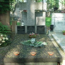 Źródło: https://cmentarze.um.warszawa.pl/pomnik.aspx?pom_id=60690 [dostęp: 13.07.2026].